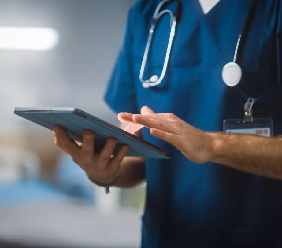 Врач держит в руках планшет