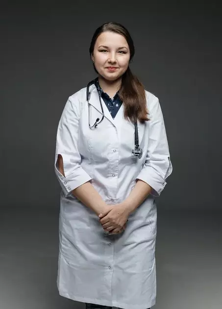 Терапевт Пятаева Маргарита Витальевна в белом медицинском халате