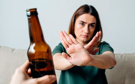 Девушка воздерживается от алкоголя