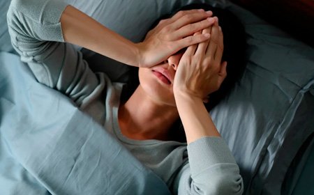 Девушка закрыла лицо руками