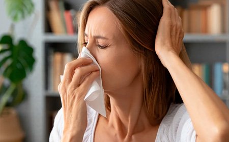 Женщина приложила салфетку к носу