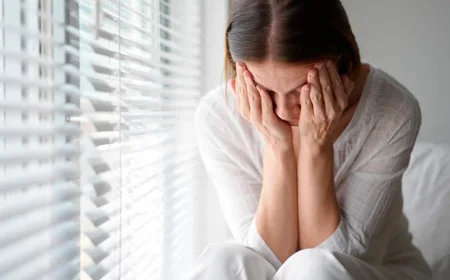 Девушка закрывает лицо руками