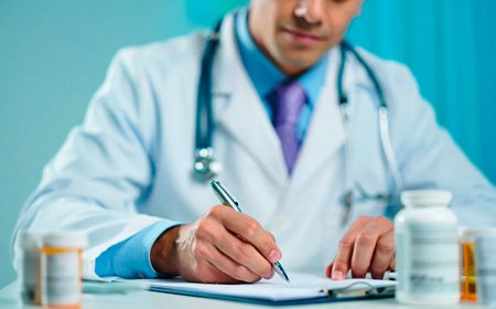 Врач пишет в документах