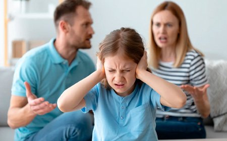 Ребенок закрыл уши руками