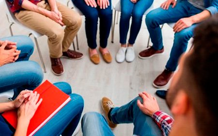 Люди на групповой сессии